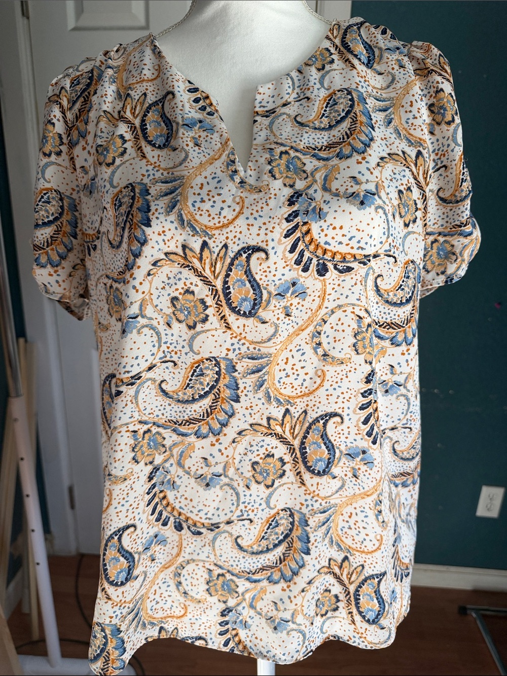 DR2 Paisley Notch-Neck Short Sleeve Top in Blue & Cream